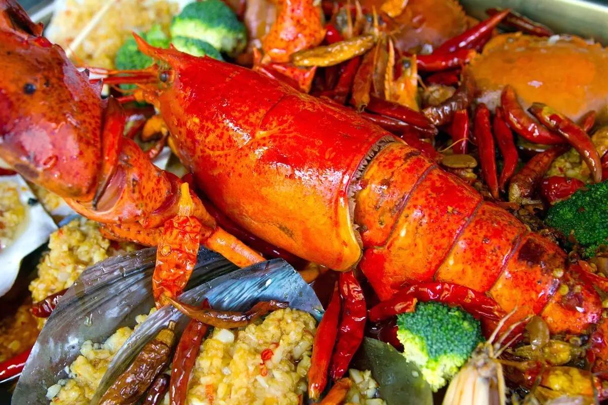 宵夜最能聯絡感情的，是這條巨型霸氣海鮮航母！